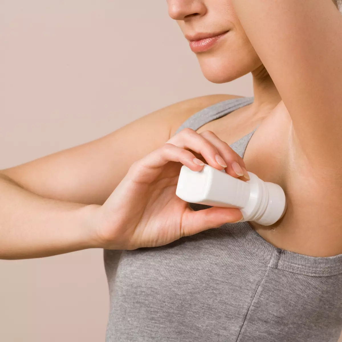 1. Menggunakan Deodoran dan Antiperspirant